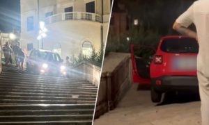 Auto finisce sulla scalinata di Piazza di Spagna